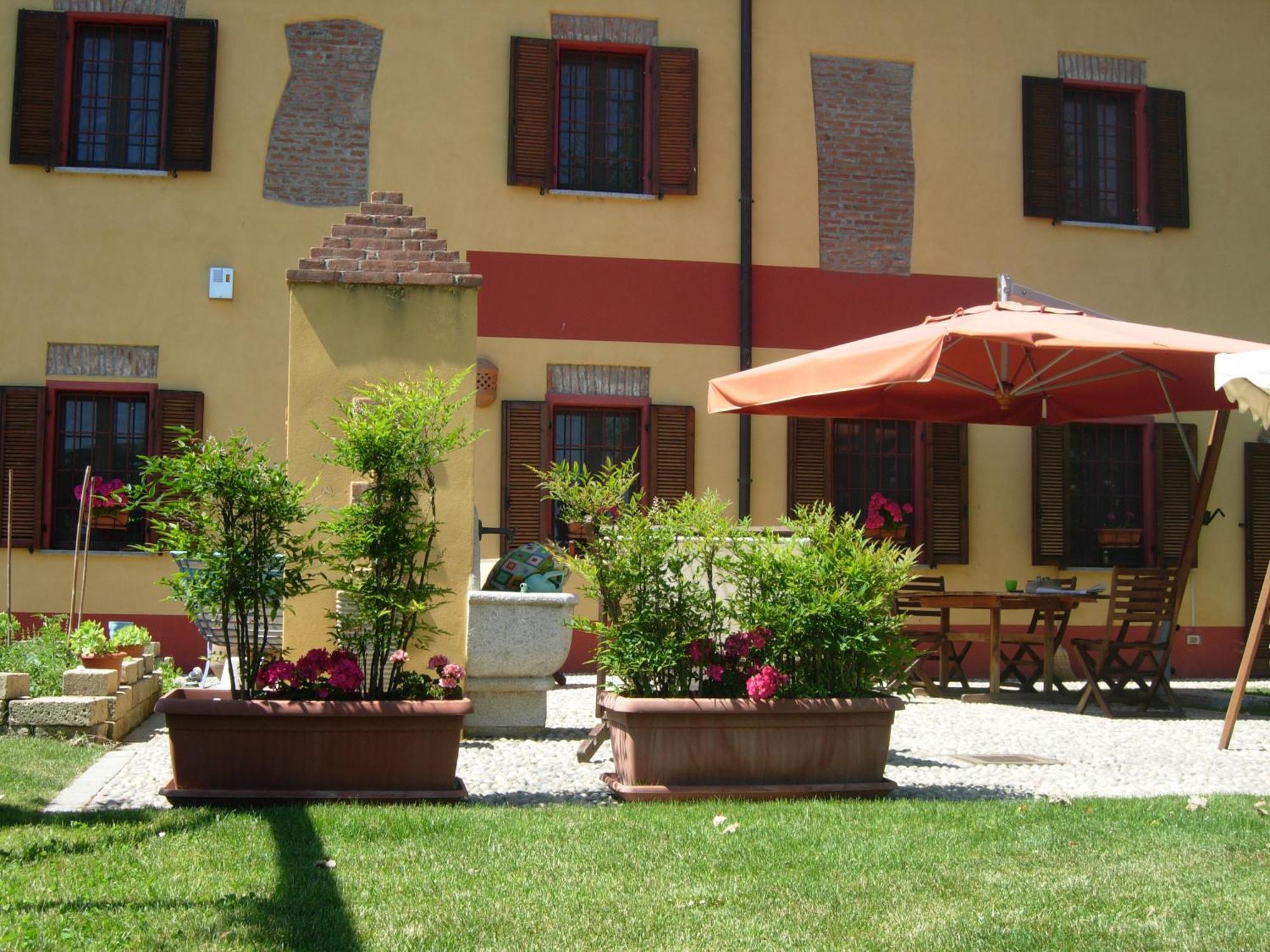 B&B Il Pioppo E La Fonte Castello d'Agogna Bagian luar foto